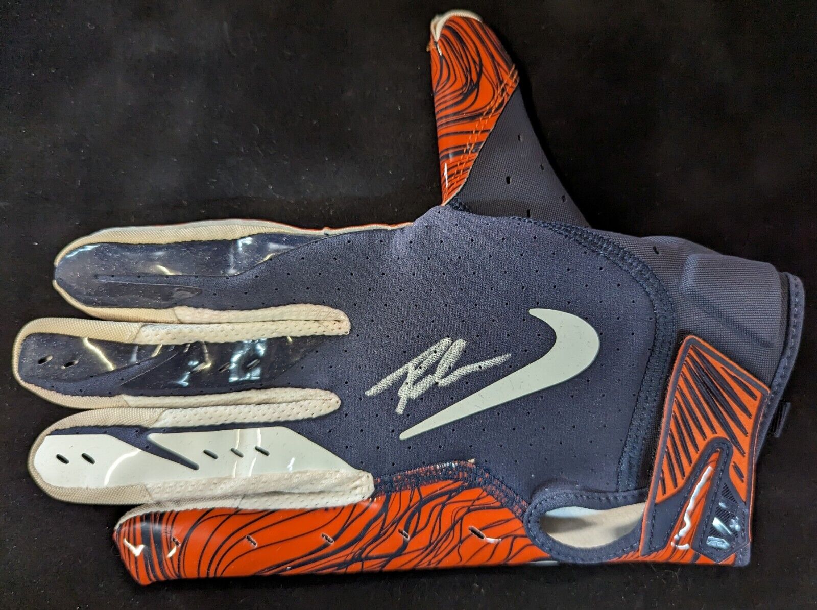 MVP Authentics Chicago Bears Roschon Johnson Autographed Signed Glove Beckett Holo 117 sports jersey framing , jersey framing