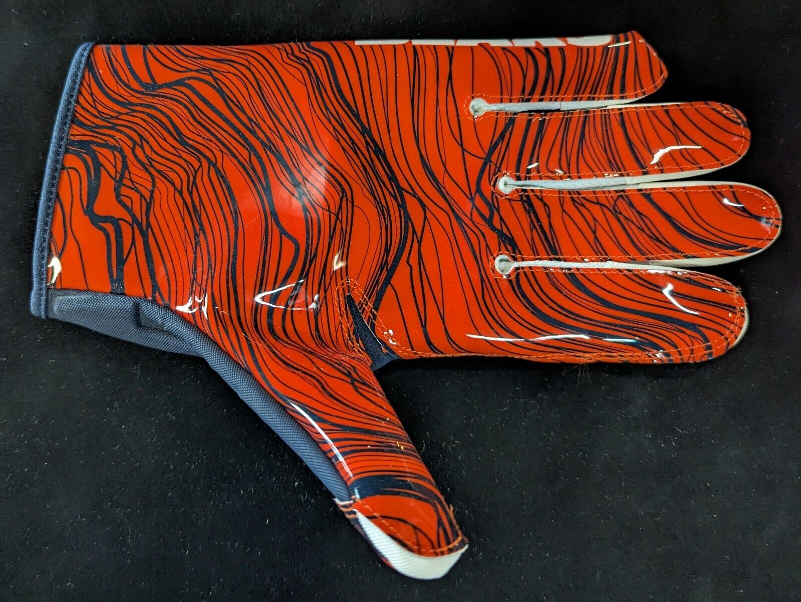 MVP Authentics Chicago Bears Roschon Johnson Autographed Signed Glove Beckett Holo 117 sports jersey framing , jersey framing