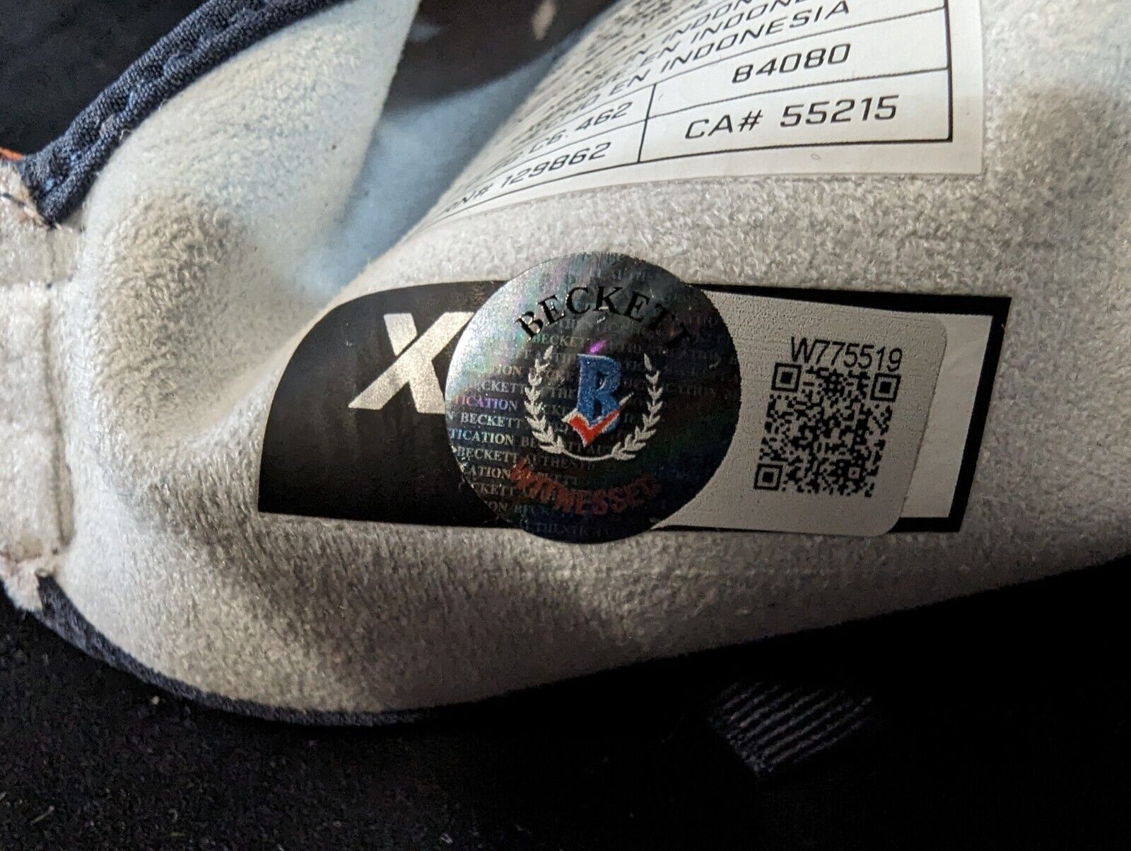 MVP Authentics Chicago Bears Roschon Johnson Autographed Signed Glove Beckett Holo 117 sports jersey framing , jersey framing